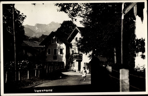 Foto Ak Übersee am Chiemsee, Straßenpartie im Ort