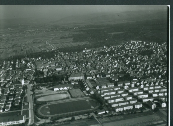 Ak Eschach Ravensburg in Oberschwaben, Stadtbild, Sportplatz, viele Wohnhäuser, Kirchturm
