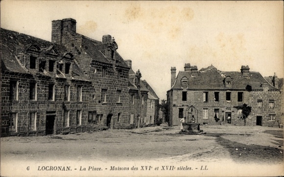 Postcard Locronan Finistère, town, houses from the 16th and 17th centuries