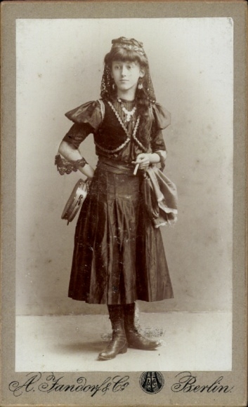 CdV-vrouw in klederdracht, sigaret, tamboerijn, fotograaf A. Jandorf & Co., Berlijn, Belle Alliance Str. 1/2