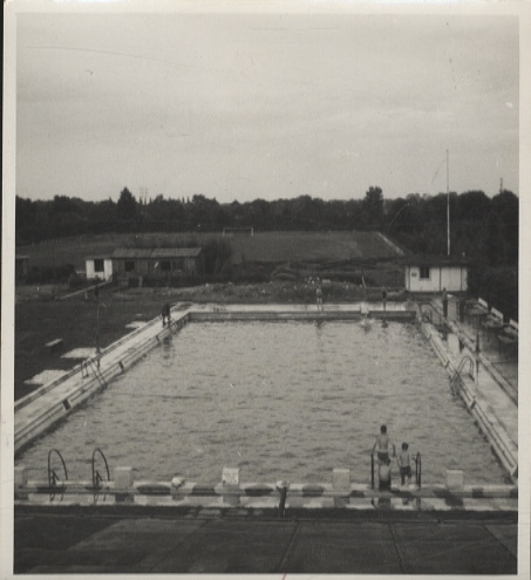 Original Fotos Berlin Tempelhof, Fritz Werner AG, Betriebsschwimmbad, um 1946, ca. 12x13 cm