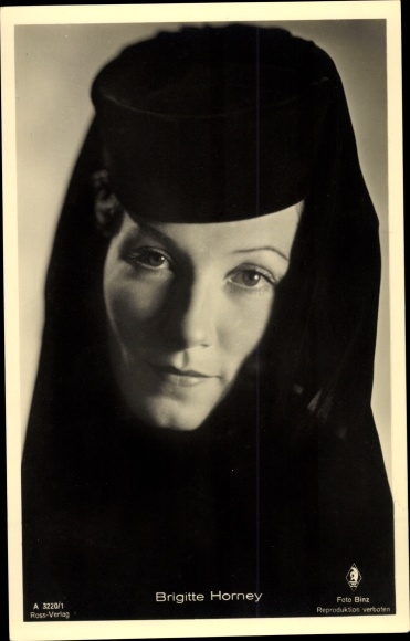 Postcard actress Brigitte Horney, Ross Verlag A 3220 1, portrait, hat with veil