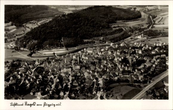 Ak Nagold im Kreis Calw Baden Württemberg, Fliegeraufnahme, Blick auf den Ort mit Umgebung
