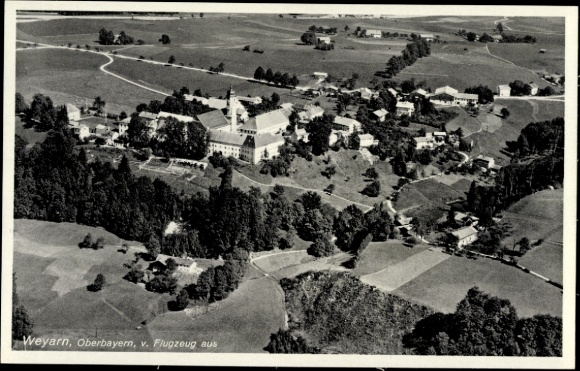 Ak Weyarn Oberbayern, Luftaufnahme von  Oberbayern, grüne Landschaft, Gebäude, Bäume