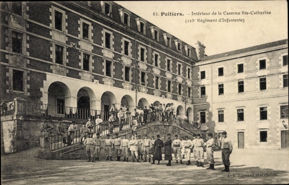 Ak Poitiers Vienne, Kaserne Ste-Catherine, Soldaten