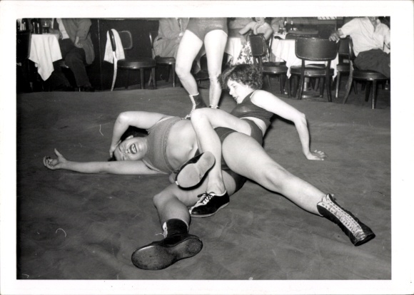 Photo Postcard Young woman wrestling with a man, Wrestling