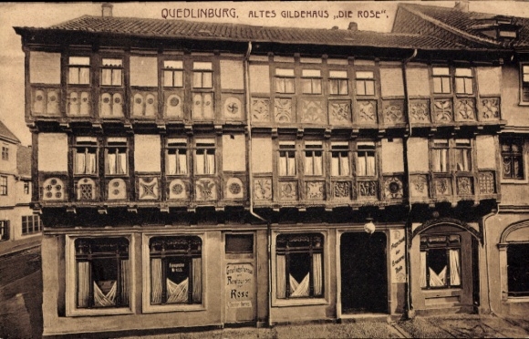 Quedlinburg in het Harzgebergte, Oud Gildenhuis 'De Roos', gevel, raam met gordijnen