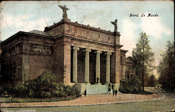 KP Oostburg Zeeland, Sand. Le Musée., Budynek z kolumnami, ludźmi, drzewami i aniołami