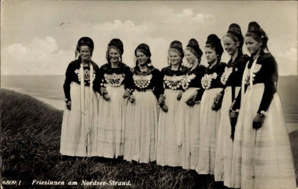 Postcard Frisians in costume on the North Sea beach