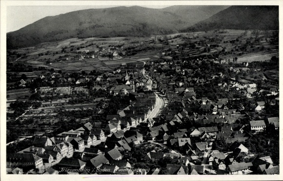 Ak Friesenheim in Baden, Luftaufnahme von  Gebirgslandschaft, Häuserreihen