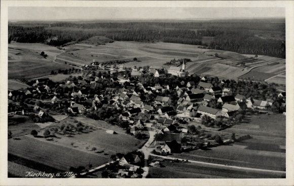 Ak Kirchberg an der Iller, Luftaufnahme von Kirchberg, Kirche sichtbar, ländliche Umgebung