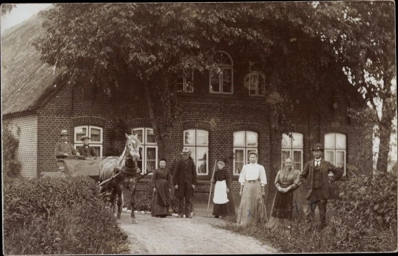 Photo Postcard Poggensee Schleswig Holstein, house with garden, residents, horse-drawn carriage