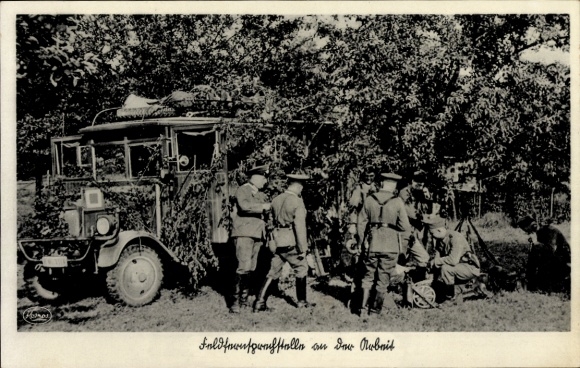 Ak Deutsche Wehrmacht, Feldfernsprechstelle an der Arbeit, Funker, getarntes Fahrzeug