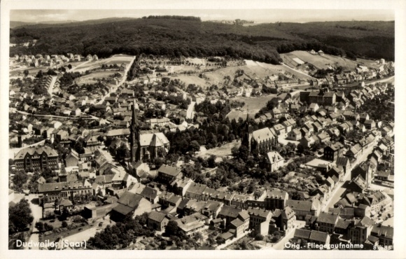 Ak Dudweiler Saarbrücken im Saarland, Luftbildaufnahme, Stadtansicht, Häuser, Kirche, Wälder, r S