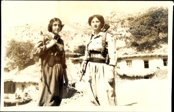 Foto Ak Iran, Kriegerinnen, Komalah
