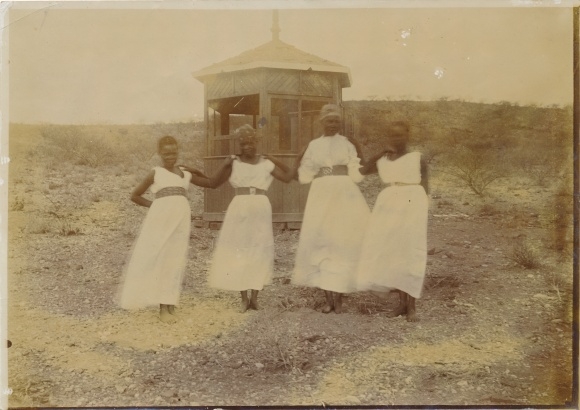 Photo DSW Africa Namibia, ca 1900 - 1904, Four African young women in front of a pavilion