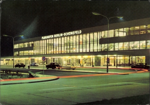 Ak Flughafen Berlin Schönefeld, Parkplatz, Ankunftshalle, Gebäude, Nachtbeleuchtung