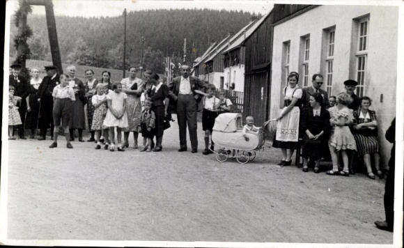 Ak Kleinneuschönberg Olbernhau im Erzgebirge, Gruppenfoto von Dorfbewohnern, traditionell gekl...