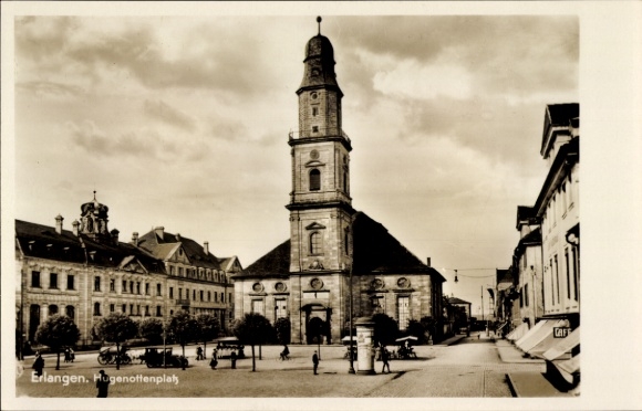 Ak Erlangen in Mittelfranken Bayern, Hugenottenplatz, markante Kirche, historische Gebäude, Wo...