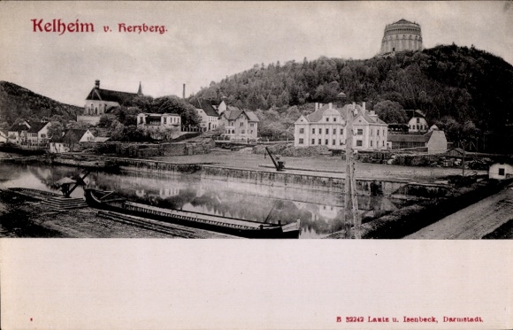 Ak Kelheim an der Donau Niederbayern, Kelheim v. Herzberg, Flusslandschaft, Gebäude, Hügel mit Au