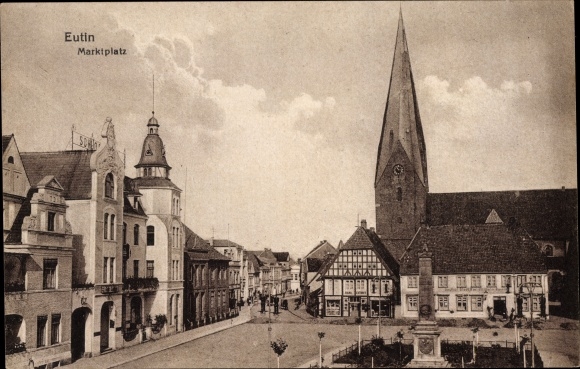 Ak Eutin Ostholstein, Blick auf den Marktplatz, Fachwerkhaus, Kirche