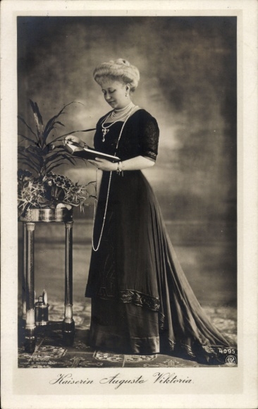 Keizerin Auguste Viktoria, staand portret, boek, NPG 4095