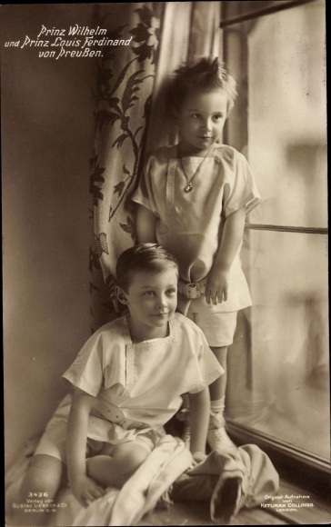 Postcard Prince Wilhelm and Prince Louis Ferdinand of Prussia, portrait at the window