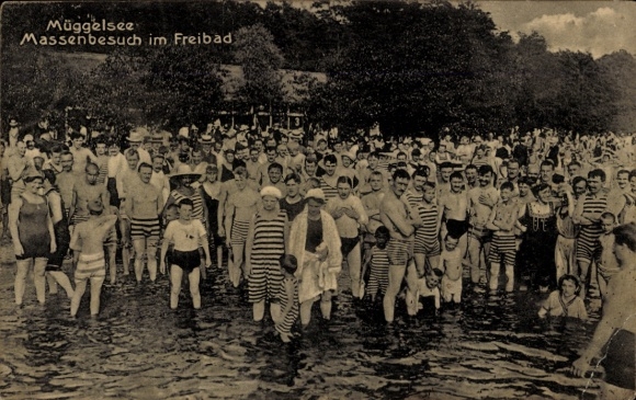 Postcard Berlin Köpenick, Müggelsee, mass visit to the outdoor pool
