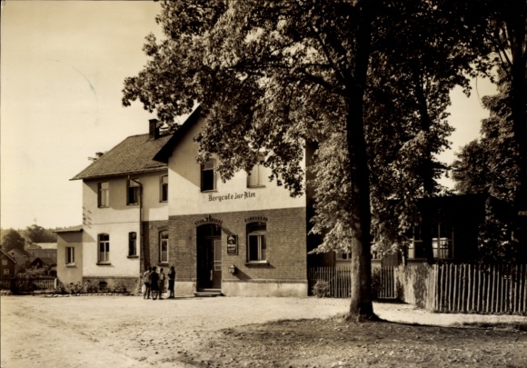 Ak Starkenberg wijk Altenburger Land, bergcafé Zur Alm, oude gebouwen, bomen, pad, mensen