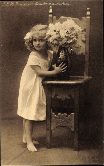 AK Princess Monika of Saxony, portrait with flower vase