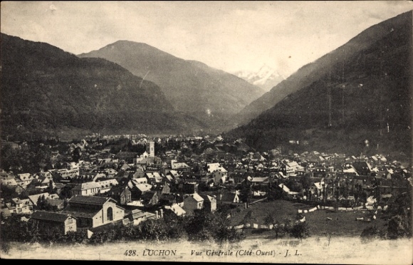 Ak Luchon Haute Garonne, Landschaftsansicht von  Berge im Hintergrund, Häuser, Kirche
