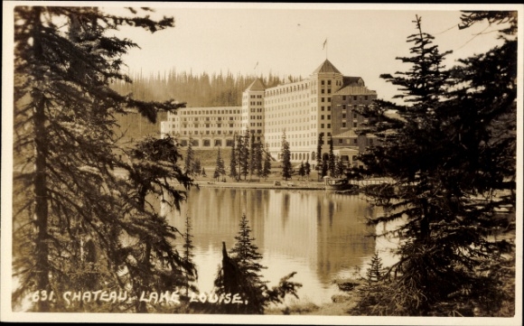 KP Lake Louise Alberta Kanada, Chateau duży hotel otoczony drzewami i wodą