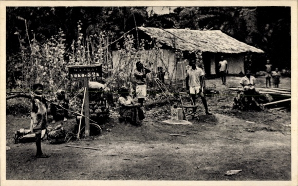 Ak Yoko Kamerun, Schwarze Kinder, Hütten, ländliche Umgebung, Missionsschule