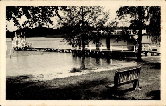 KP Königs Wusterhausen w Brandenburgii, plaża, drewniane pomost, ławka, woda, drzewa, pływające pomost