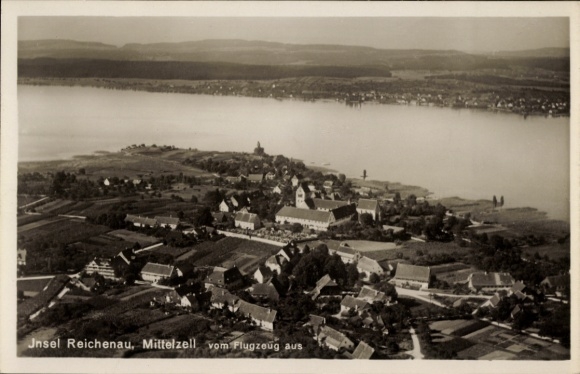 Ak Mittelzell Insel Reichenau im Bodensee, Luftaufnahme,  Mittelzell, Wasseransicht, ländliche Um