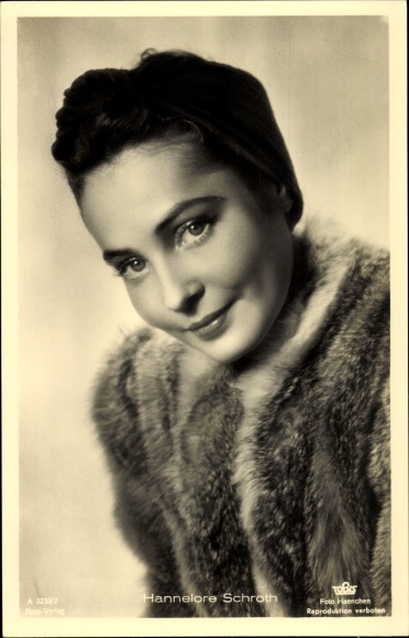 Postcard actress Hannelore Schroth, portrait