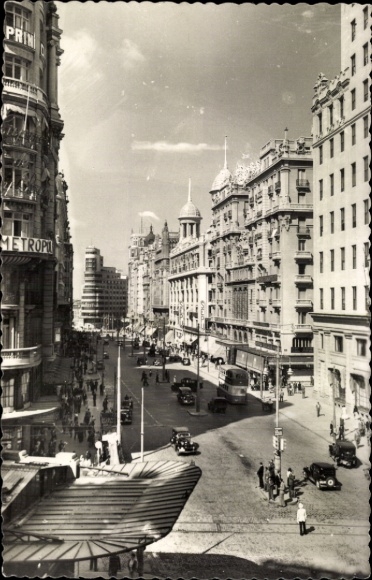 Ak Madrid Spanien, Stadtansicht, Avenida de José Antonio,  Architektur, Autos, Menschenmenge