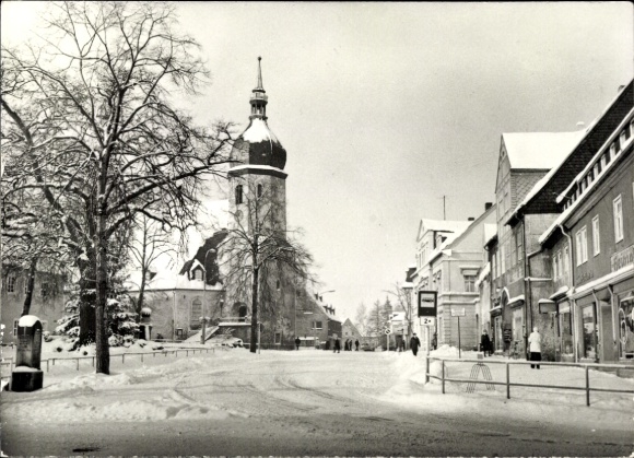 Ak Olbernhau im Erzgebirge, Schneebedeckte Straße, Kirchturm, Häuser, Menschen