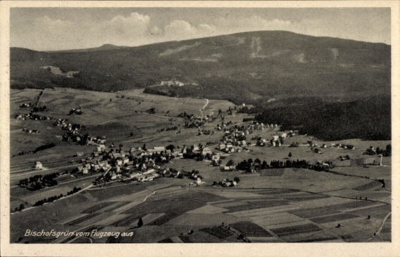 Ak Bischofsgrün im Fichtelgebirge, Luftbild von  landwirtschaftliche Flächen, Hügel, kleine Häuse