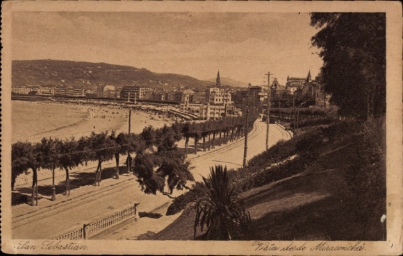 KP Donostia San Sebastian Kraj Basków, widok na promenadę plażową, drzewa, góry w tle