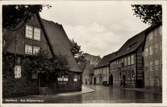 Ak Herford in Westfalen, Fachwerkhäuser, Straßenszene, Auto, Beschriftung ' Am Küsterhaus'