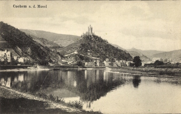 Ak Cochem an der Mosel, Blick auf die Stadt  Mosel, Burg auf dem Hügel, ruhiger Fluss