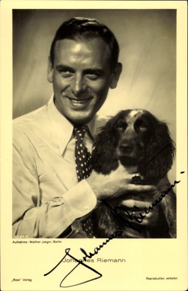 Ak Schauspieler Johannes Riemann, Portrait mit Hund, Autogramm