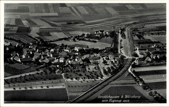 Postcard Geroldshausen Lower Franconia, aerial view of Geroldshausen, streets and fields visible