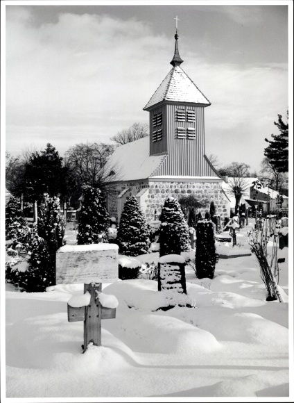 Foto Bert Sass Berlin Gatow, Kirche und Friedhof im Winter