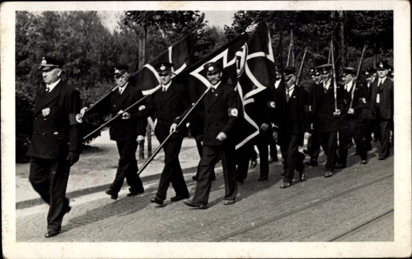 foto Ak III. Reich, marcherende mannen in uniformen, vaandels