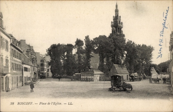 Postcard Roscoff Finistère, square in front of the church, buildings, riders and carts, tree, clouds