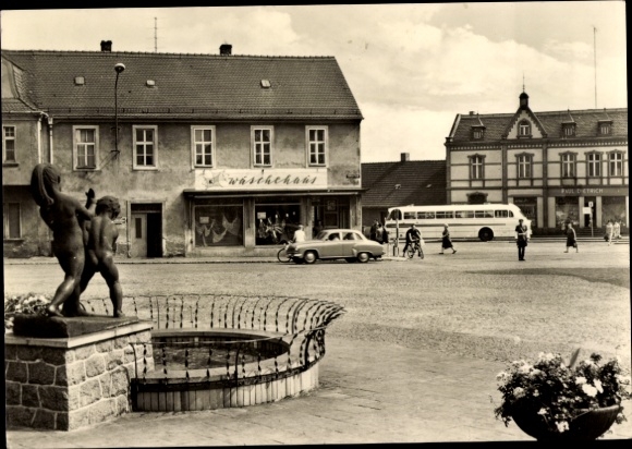 Postcard Lauchhammer in Niederlausitz, Cottbuser Straße, fountain, laundry house, bus, passers-by