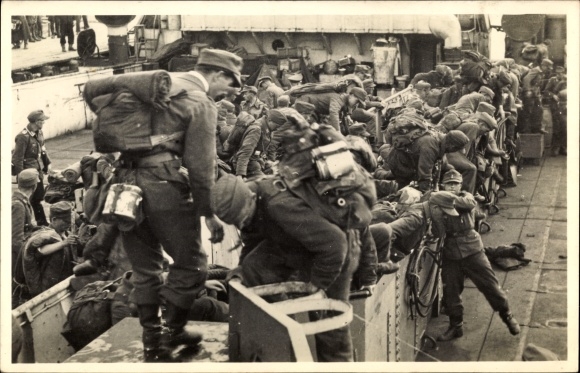 Ak Uittocht der Edel Germanen, Inscheping in landingsbooten, Wehrmacht, II. WK