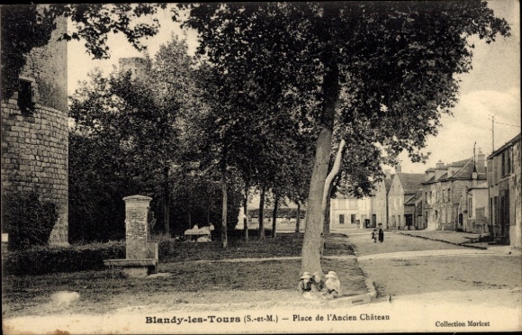 Ak Blandy les Tours Seine et Marne, Place de l'Ancien Chateau